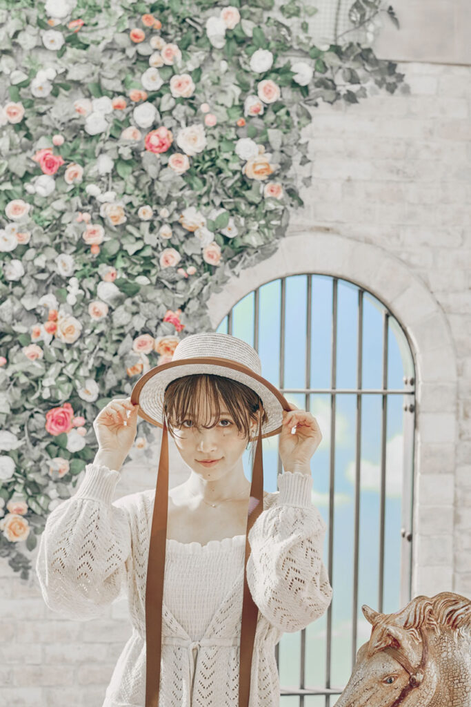 実はガーリーな『薔薇の白レンガ壁』もあるんです 7 230326 A2 0008 860x1290