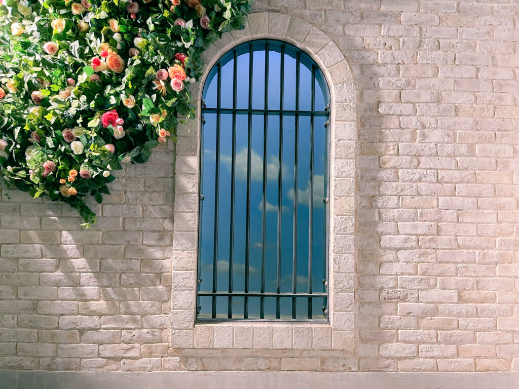 実はガーリーな『薔薇の白レンガ壁』もあるんです 1 A13C11F8 50A1 448A B8CB AFB0CF4B7EE1